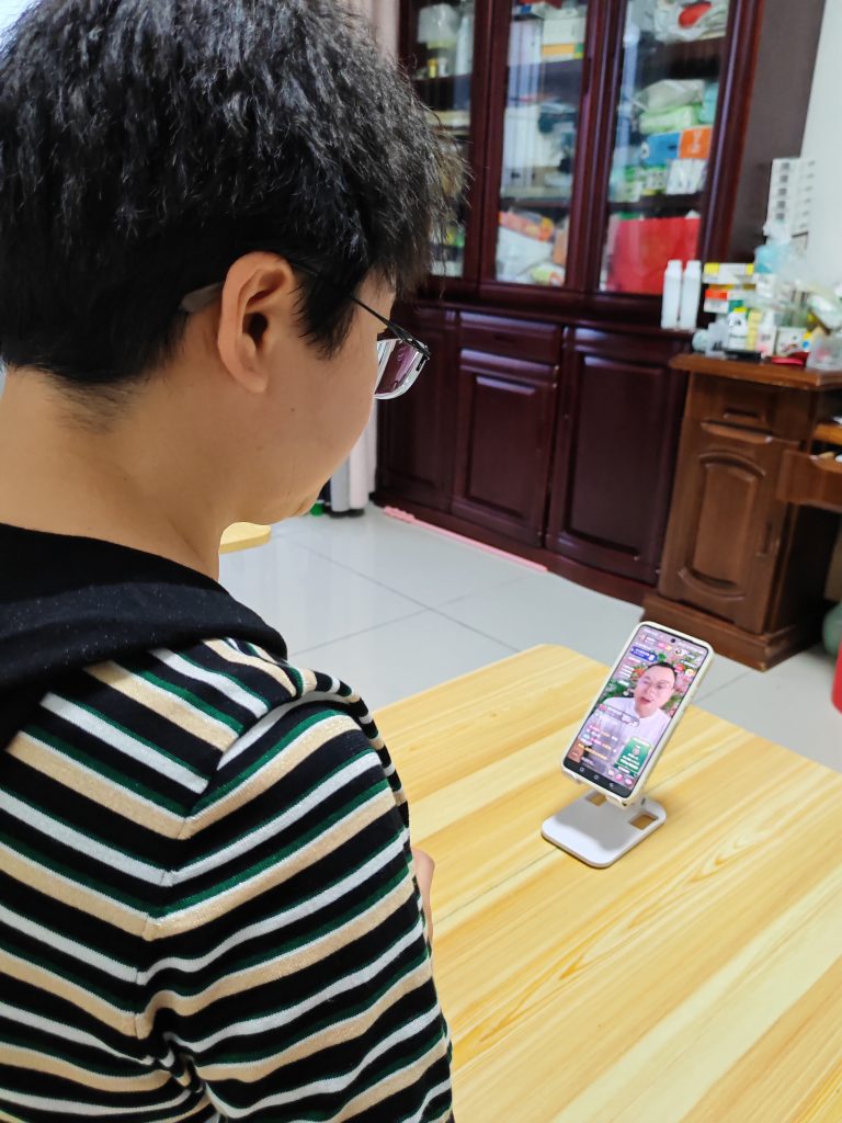 微信图片_20250616224524-768x1024 Why Middle-Aged and Elderly People Are Falling into Livestream Shopping Traps